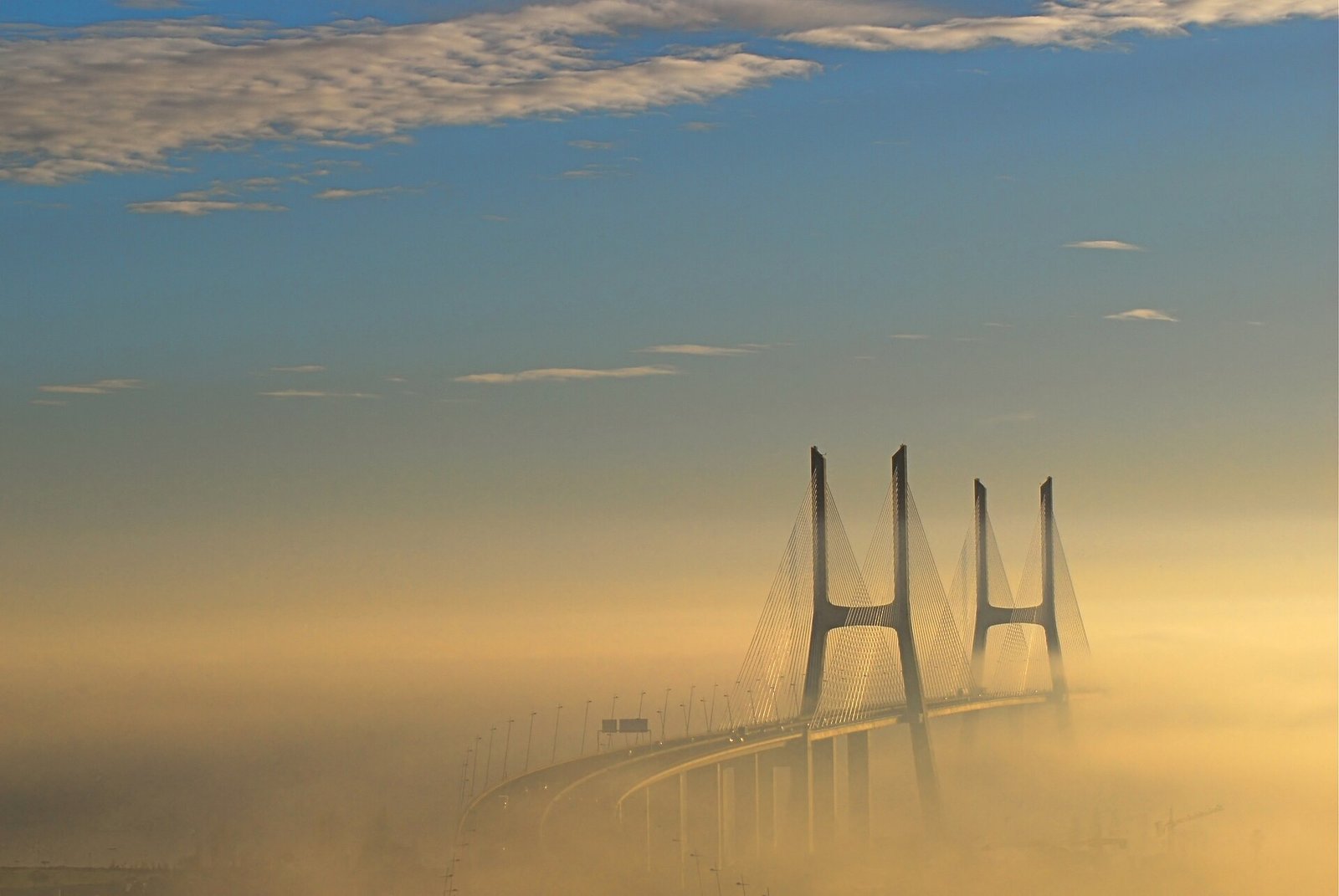 Tolpoorten over een Portugese snelweg met stroken voor elektronische betaling