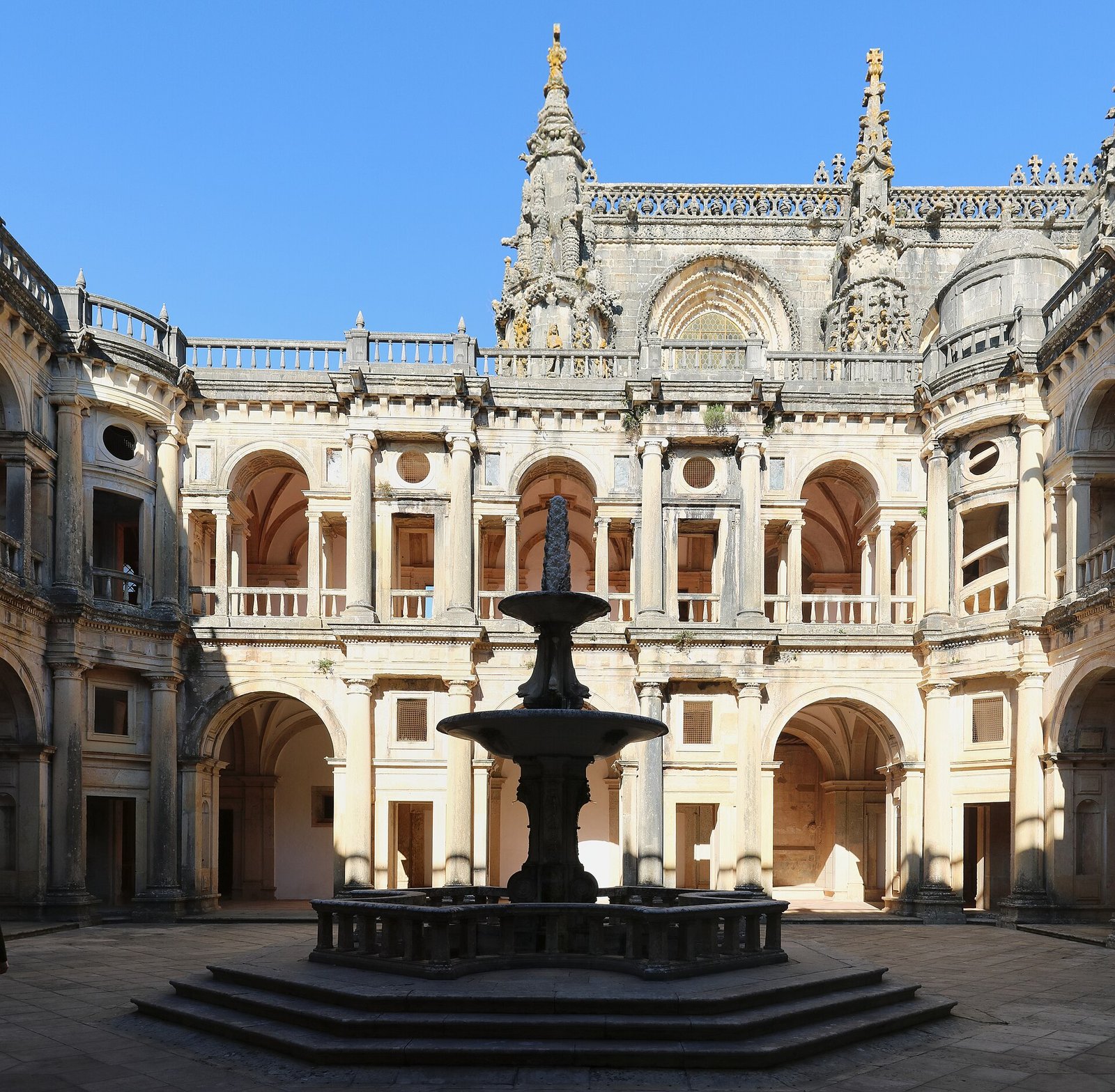 Klooster van Christus op de heuvel boven het stadje Tomar in Portugal