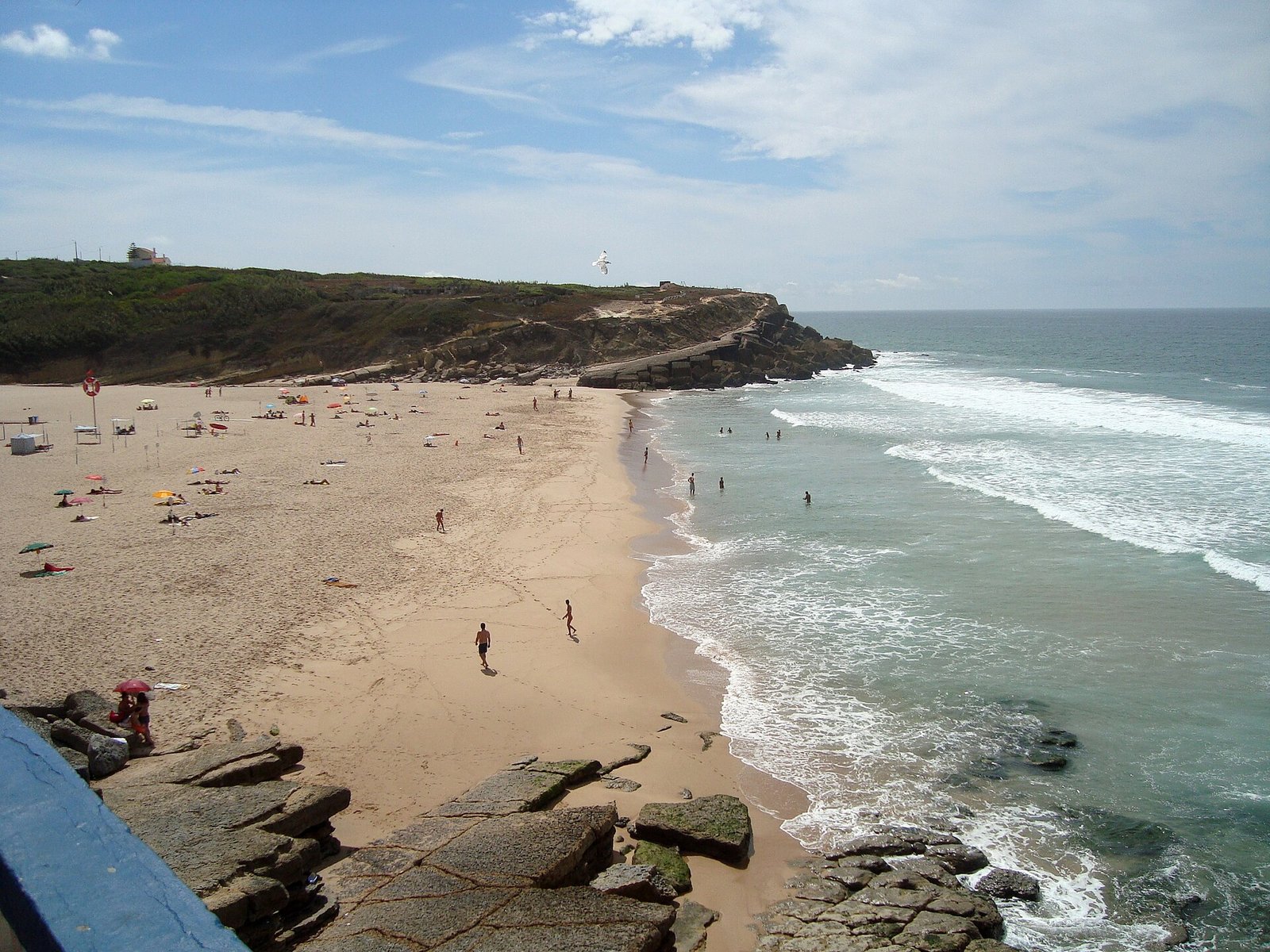 Zandstrand met rotsen en Atlantische branding aan de Portugese kust