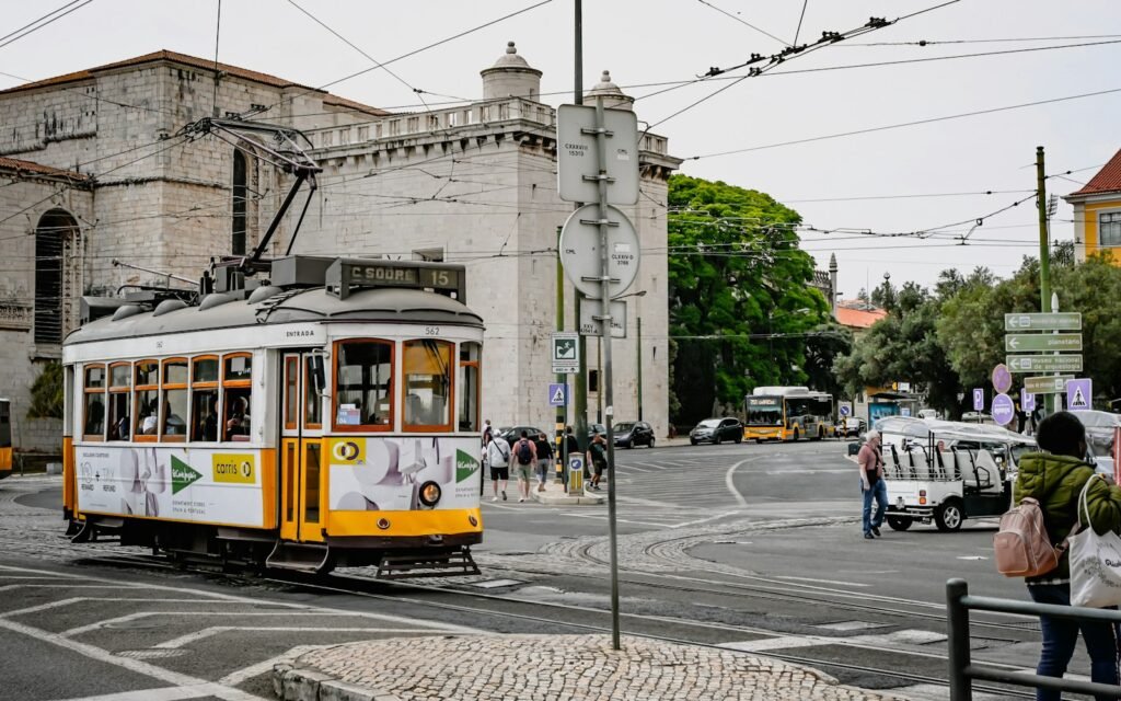 Tram en voetgangers in Lissabon