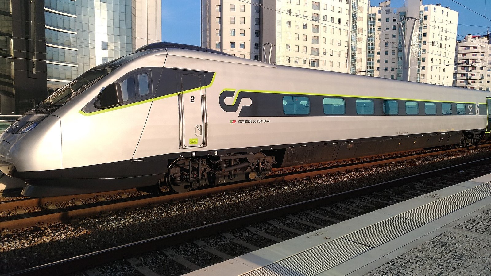 Moderne trein staat langs het perron van een Portugees station