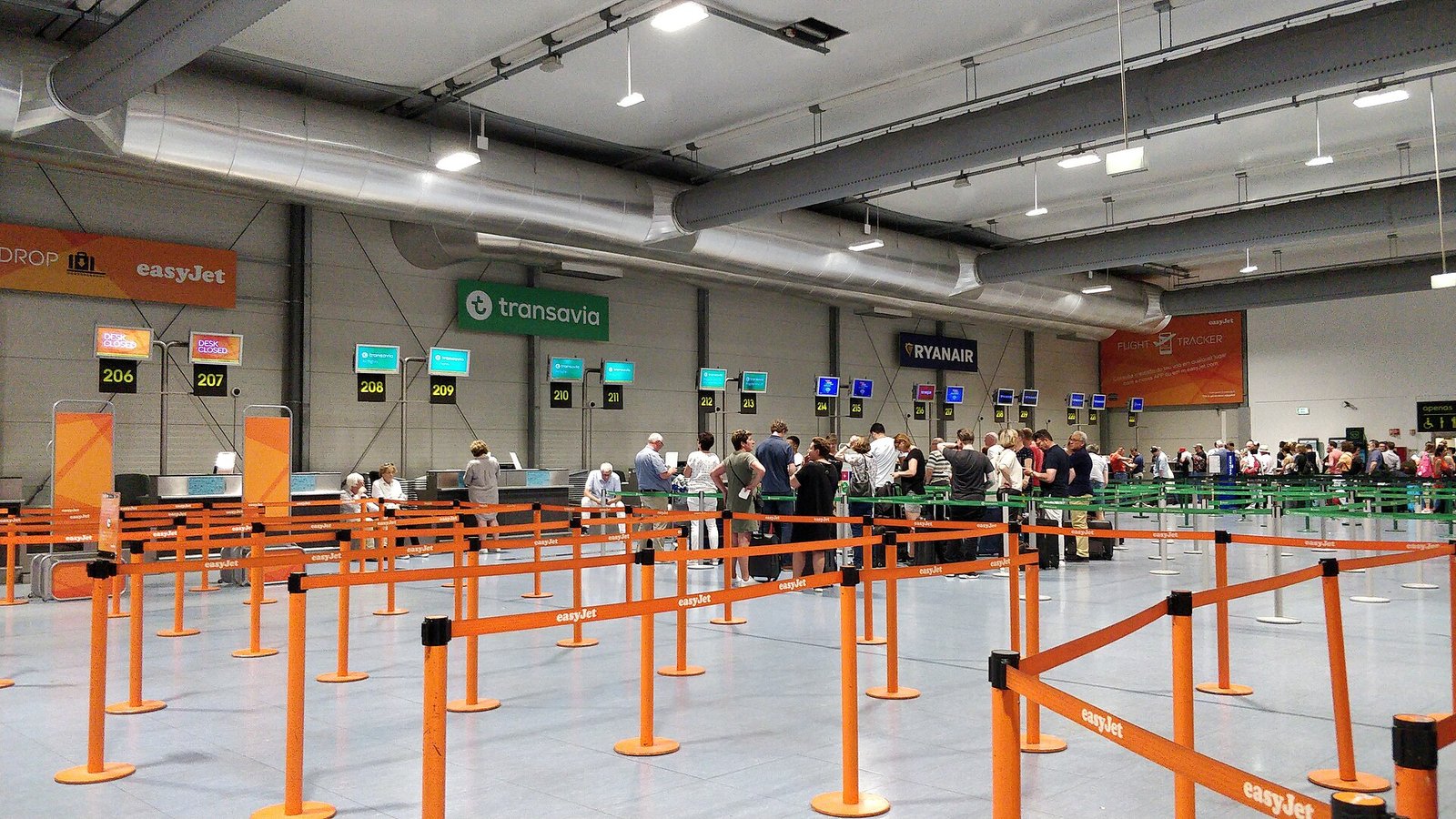 Aankomsthal van een luchthaven met reizigers en bagagekarren