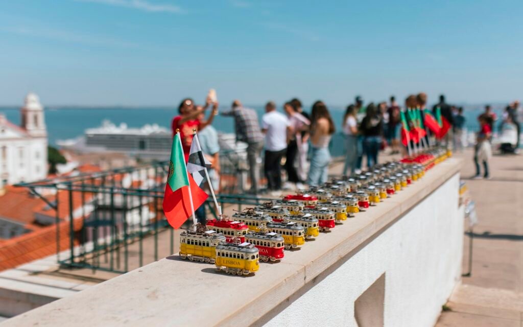 Bezoekers op een uitzichtpunt in Lissabon