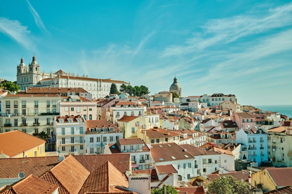 Zonnig uitzicht over de daken van Lissabon